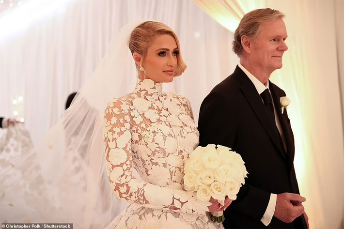 Cô dâu Paris Hilton được bố - ông Rick Hilton dắt tay lên lễ đường. (Ảnh: Shutterstock).