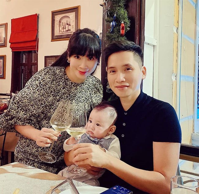 Vợ của biên tập viên VTV Quốc Khánh là Anh Thư, đồng nghiệp của anh. Mặc dù đã là mẹ của ba nhóc tì nhưng Anh Thư vẫn sở hữu nhan sắc đáng ghen tị.
