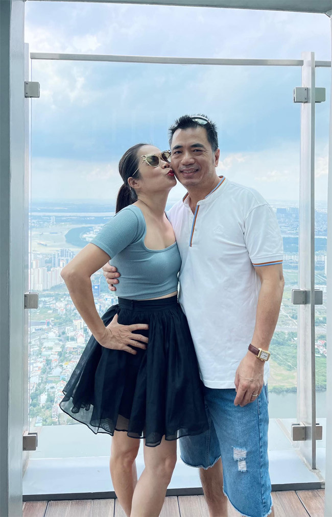 Giọng ca "Dòng sông không trở lại" được mệnh danh là đại gia kín tiếng của showbiz Việt. Cô cùng chồng sở hữu khối tài sản ước tính lên tới hàng chục nghìn tỷ đồng.