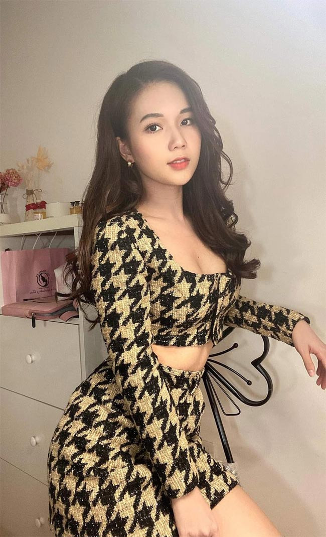 Ngọc Anh cao 1m68, số đo ba vòng 83-60-90.
