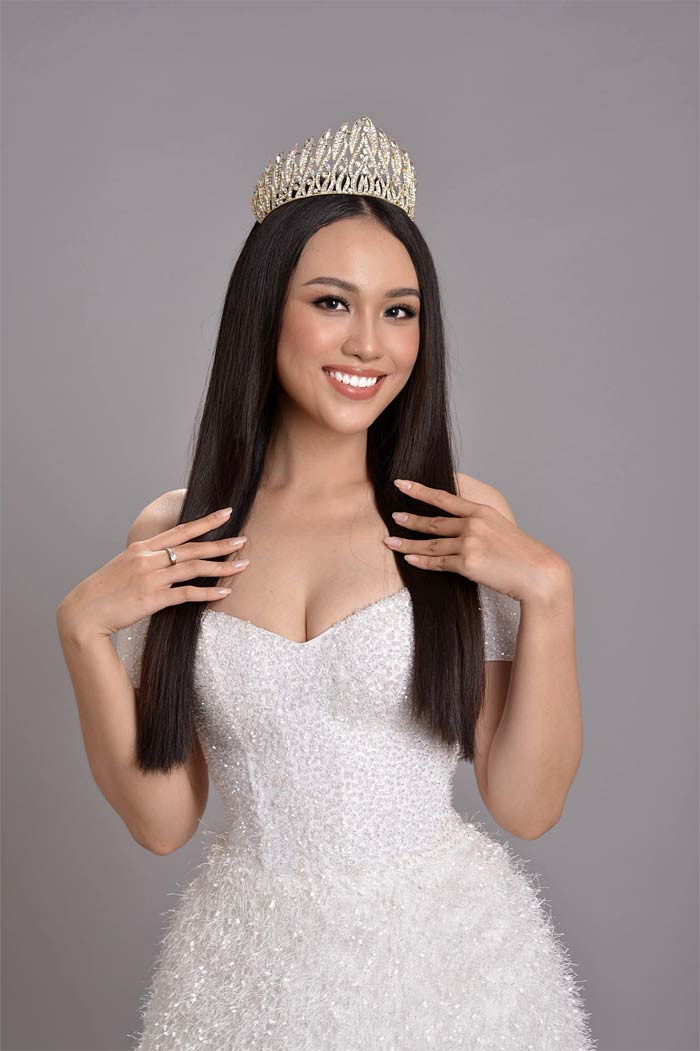 Ngoài ra, Thuỷ Tiên còn đoạt danh hiệu Hoa khôi Duyên dáng Ngoại thương 2018 (FTUCharm 2018). (Ảnh: FBNV)