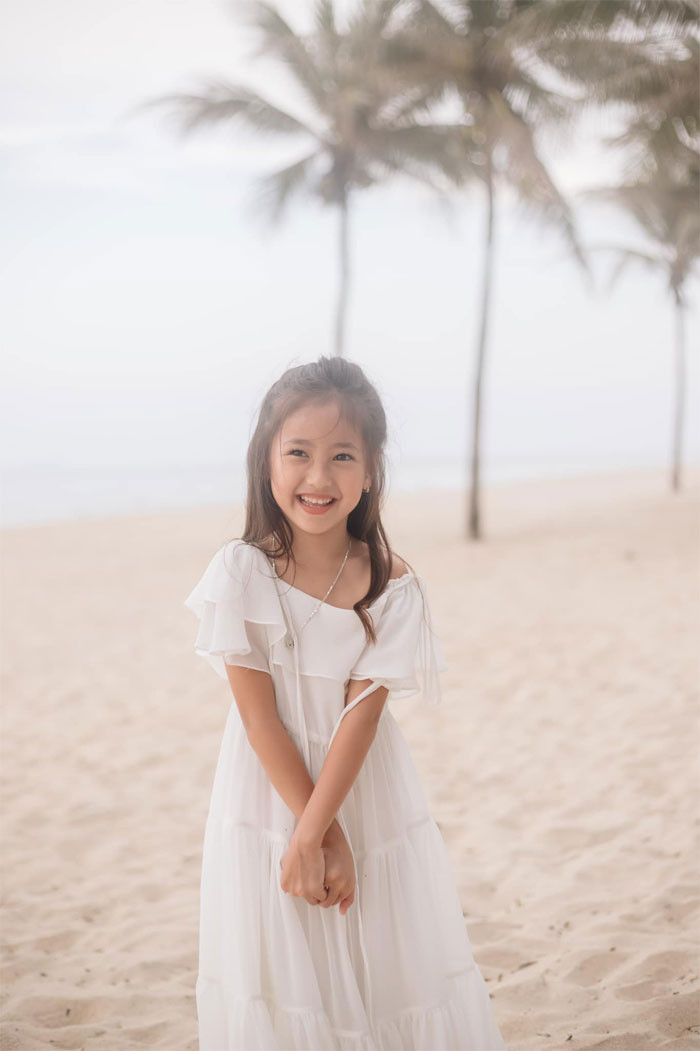 Cô bé được cho là thừa hưởng những nét đẹp của bố và mẹ Hà Kiều Anh.