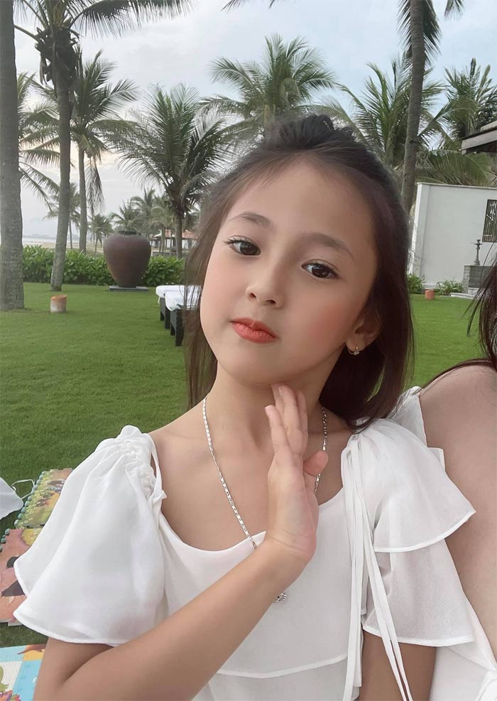 Sinh ra trong gia đình có điều kiện nên ngay từ bé, Viann đã được bố mẹ đầu tư phát triển toàn diện, học đàn, múa, bơi lội.