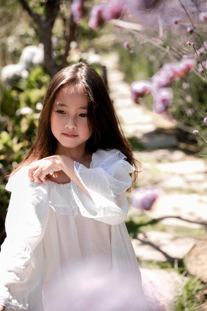 Hà Kiều Anh tiết lộ, con gái yêu thích nghệ thuật, thích tạo dáng, diễn xuất trước ống kính.