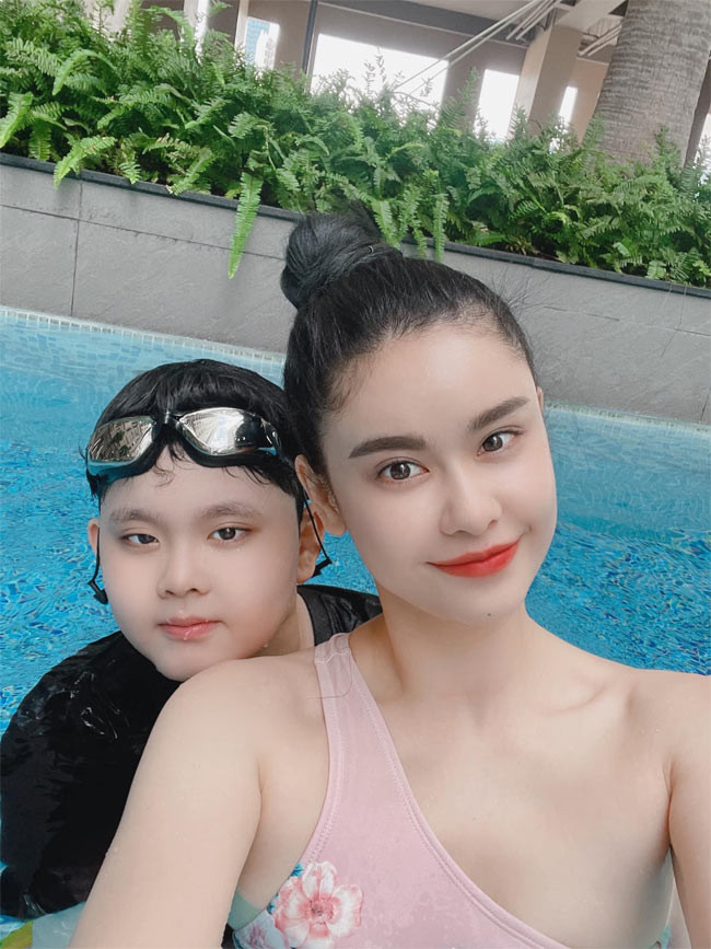 Con trai đã 9 tuổi và cao lớn gần bằng mẹ thì Trương Quỳnh Anh lại ngày càng trẻ đẹp ra.