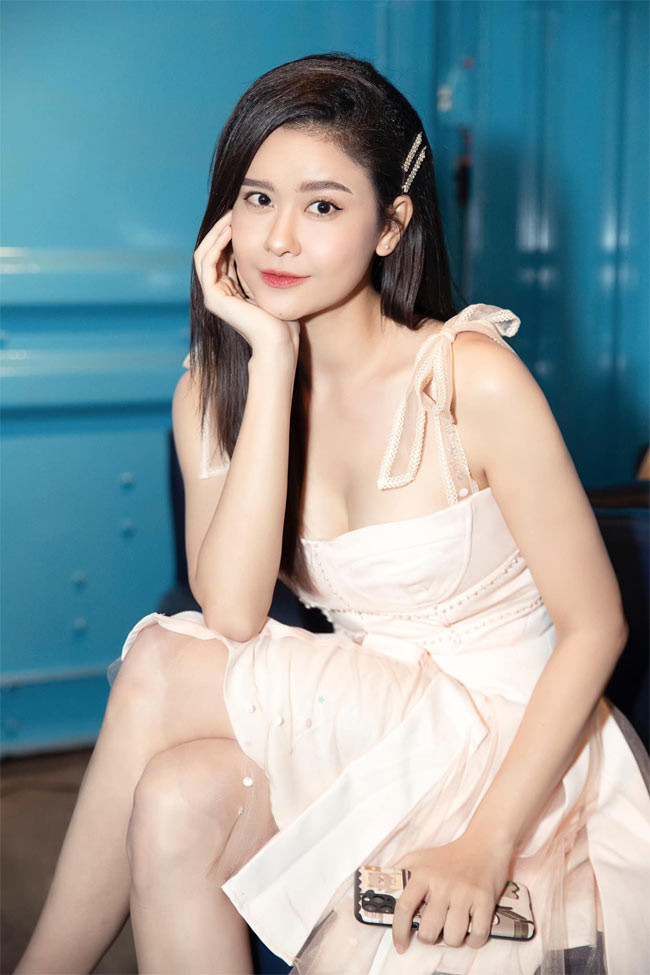 Thời gian đầu sau ly hôn, Quỳnh Anh thường hay đăng những dòng trạng thái đầy tâm trạng trên trang cá nhân. Nhưng dần dần nữ diễn viên "Trói buộc yêu thương" đã lấy lại thăng bằng.