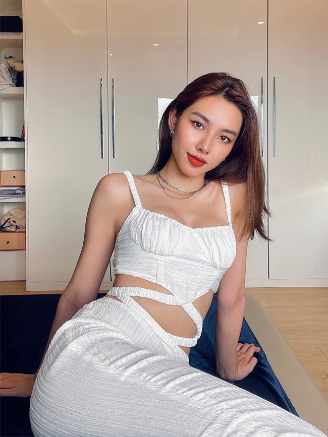 Bộ trang phục dạo phố với phần nhấn là dây quấn ở vùng eo và phần ngực trễ nải giúp tân Hoa hậu Hòa bình Quốc tế 2021 khoe vẻ đẹp thanh xuân.