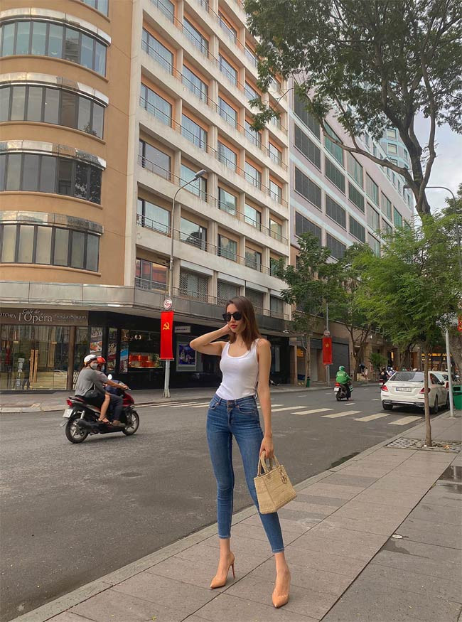 Quần jeans ôm sát, áo ba lỗ trắng, chỉ cần vậy thôi là người đẹp 23 tuổi đủ tự tin dạo phố.