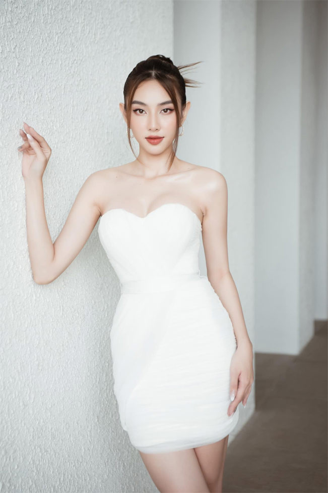 Chiếc váy ngắn cúp ngực không quá cầu kỳ nhưng vẫn giúp Thùy Tiên toả sáng.