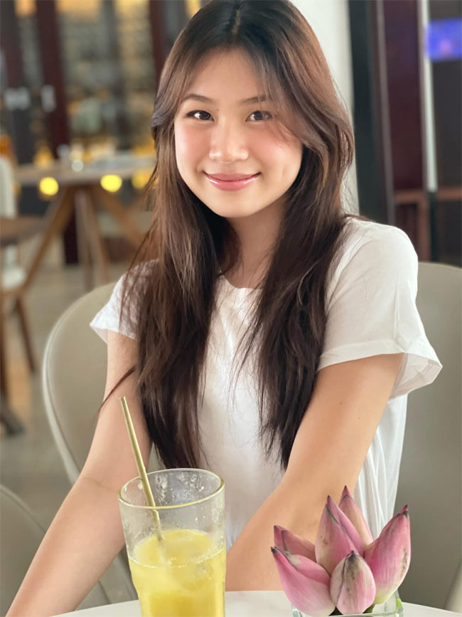 Thừa hưởng nhan sắc của mẹ, con gái nhạc sĩ Lưu Thiên Hương càng lớn càng xinh.