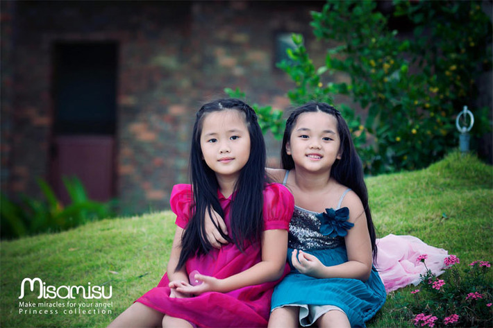 Hai con gái Mỹ Lệ từ nhỏ đã xinh đẹp và đáng yêu.