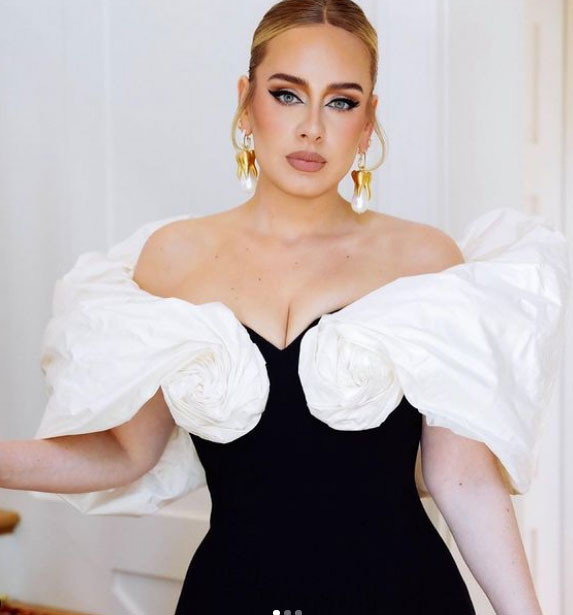 Sự thay đổi ngoại hình của Adele bắt đầu khi cô chia tay chồng Simon Konecki vào năm 2019. Hai người có một con trai chung, bé Angelo. (Ảnh: Instagram)