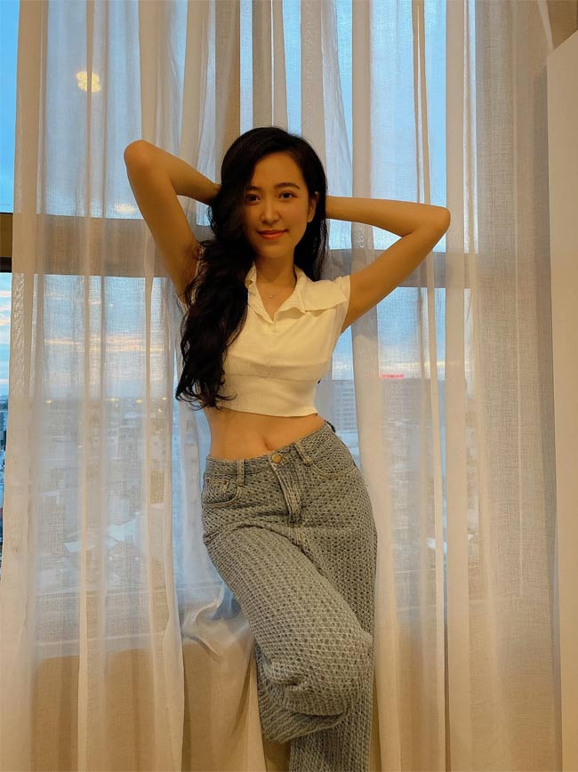 Không chỉ sở hữu gương mặt xinh xắn, Kim Oanh còn có thân hình rất gợi cảm nhờ tập luyện chăm chỉ. Chính vì thế, nữ diễn viên rất tự tin khi mặc áo crop top để khoe vòng eo xinh.