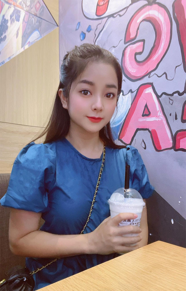 Mỗi khi đi chơi hay dạo phố, Lệ Quyên chọn cho mình những set đồ tối giản, nhưng không vì thế mà nữ diễn viên bị lu mờ khi xuất hiện.