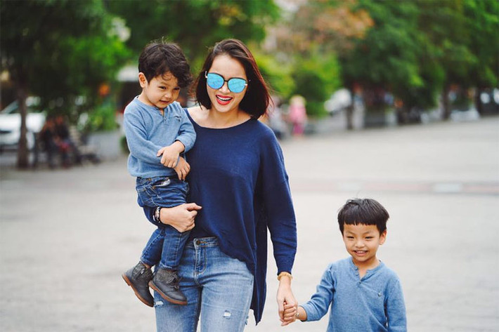 Sau hai lần cưới hụt, nàng á hậu chọn cách làm mẹ đơn thân. Ngoài con trai ruột, Diễm Châu còn nhận nuôi một bé trai nữa.