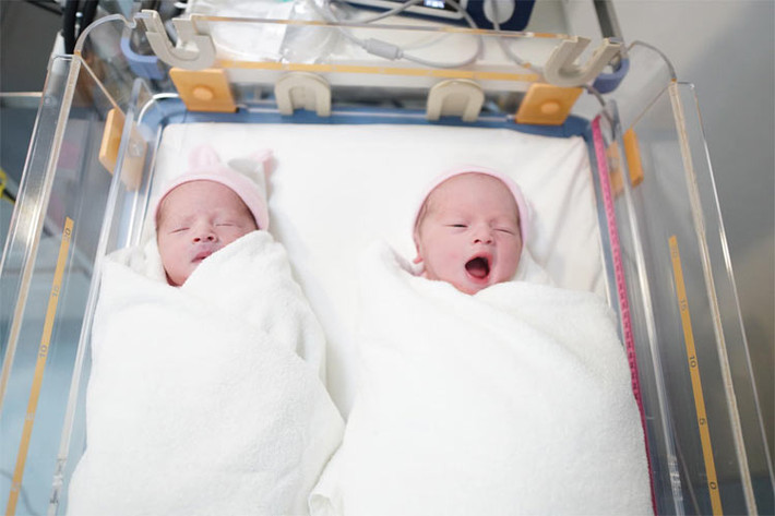 Theo chia sẻ của Diễm Châu, cô chi khoảng 1,4 tỷ để thụ tinh nhân tạo hai con gái ở Thái Lan. "Tôi rất yêu em bé, nhà tôi ai cũng mê em bé hết. Vậy nên dù đã có hai con trai, tôi vẫn muốn có thêm hai con gái. Tuy vậy, tôi rất bận, không rảnh hẹn hò nên cũng không có bạn trai...", Diễm Châu chia sẻ với ngoisao.net.