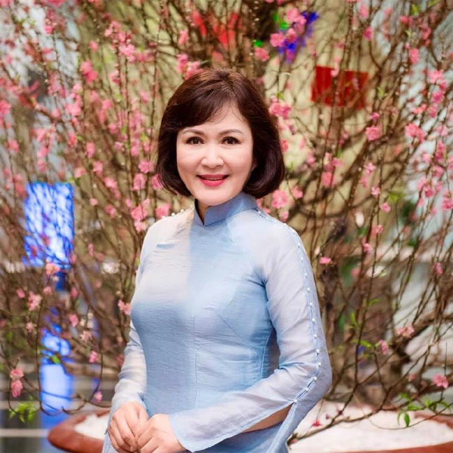 Nghệ sĩ Minh Hoà có gia đình hạnh phúc với chồng giảng viên nhiếp ảnh tại trường Đại học Sân khấu - Điện ảnh. Cặp đôi có một con trai sinh năm 1991, đang học cao học tại Australia.