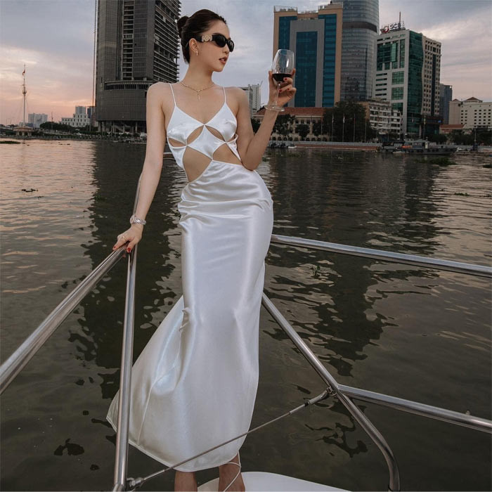 Váy cut-out là một trong những món đồ thời trang yêu thích của người đẹp sinh năm 1989.