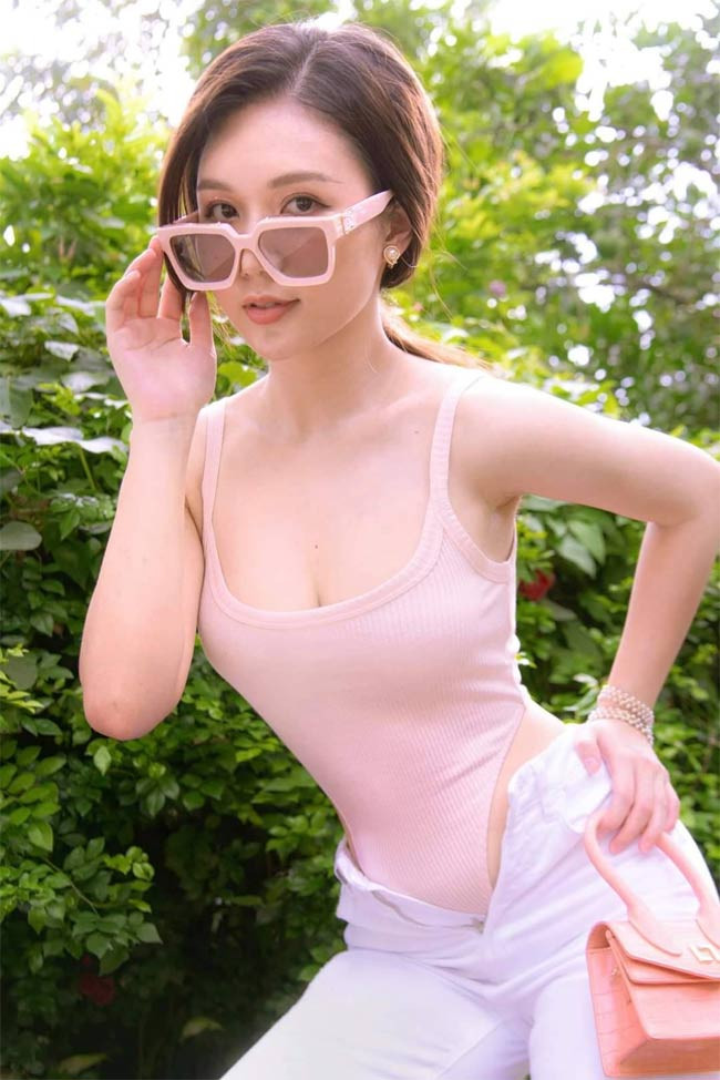 Ngọc Anh làm người mẫu ảnh từ năm 18 tuổi nhờ số đo ba vòng chuẩn 83-60-92 (cm).