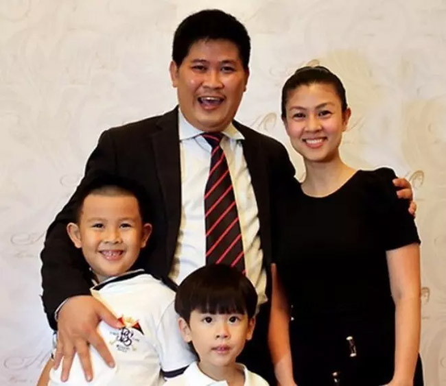 Gia đình hạnh phúc của Kim Thư và Phước Sang trước khi tan đàn xẻ nghé vào năm 2012.
