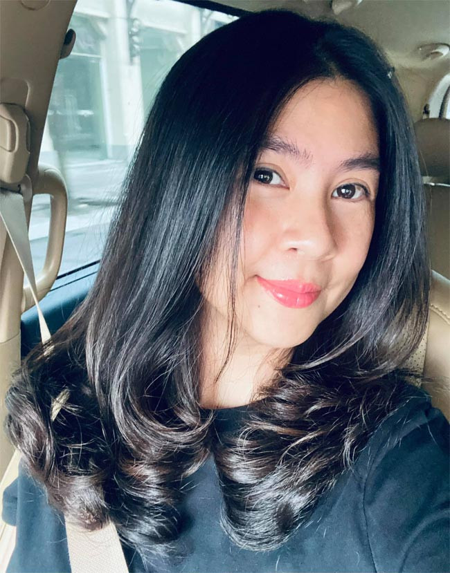Ở tuổi U50, Kim Thư vẫn giữ được nét đẹp của thời con gái với sống mũi thẳng, khuôn mặt trái xoan.