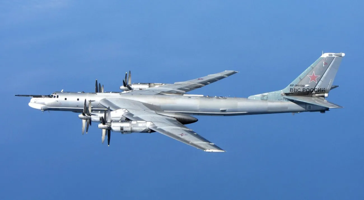 NORAD xác nhận rằng máy bay Nga và Trung Quốc vẫn ở trong không phận quốc tế và không xâm phạm không phận có chủ quyền của Mỹ hoặc Canada. Hoạt động của họ trong Vùng nhận dạng phòng không của Alaska không được coi là mối đe dọa. NORAD cam kết tiếp tục theo dõi sát sao hoạt động của các đối thủ cạnh tranh gần Bắc Mỹ và đáp trả bằng sự hiện diện thích hợp. Ảnh: Máy bay ném bom Tu-95 của Nga (Wikipedia).