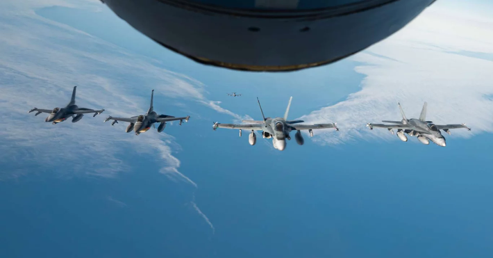 Bộ tư lệnh phòng thủ hàng không vũ trụ Bắc Mỹ (NORAD) báo cáo rằng hai máy bay ném bom TU-95 Bear của Nga và hai máy bay ném bom chiến lược H-6 của Trung Quốc đã xâm nhập Vùng nhận dạng phòng không Alaska (ADIZ), một khu vực không phận quốc tế gần Bắc Mỹ. Các máy bay ném bom được máy bay chiến đấu Su-35S và Su-30SM của Nga hộ tống. Ảnh: Máy bay ném bom H-6 của Trung Quốc và Tu-95 của Nga (NORAD/X).