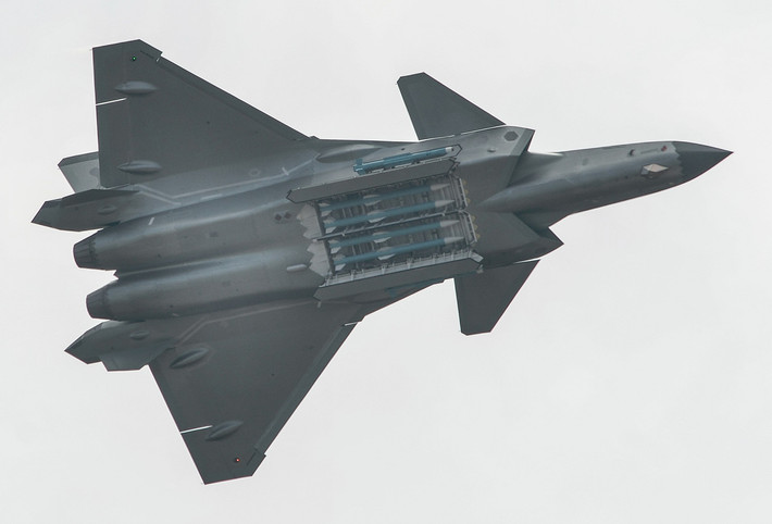Ảnh: 4 tên lửa PL-15 bên trong khoang vũ khí của máy bay Chengdu J-20..