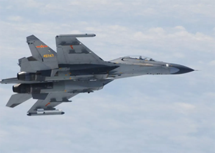 Trung Quốc đã có những tiến bộ đáng chú ý với máy bay chiến đấu Su-27SM3, đặc biệt là về hệ thống điện tử hàng không. Họ đã kết hợp các hệ thống điện tử hàng không tiên tiến nhằm nâng cao khả năng nhận biết tình huống và hiệu quả chiến đấu. Những cải tiến này bao gồm màn hình đa chức năng tiên tiến, hệ thống điều khiển chuyến bay kỹ thuật số và hệ thống định vị được nâng cấp. Những cải tiến này cung cấp cho phi công khả năng kiểm soát vượt trội và thông tin chính xác hơn trong các nhiệm vụ. Ảnh: Máy bay Su-27SM3 do Trung Quốc phát triển.