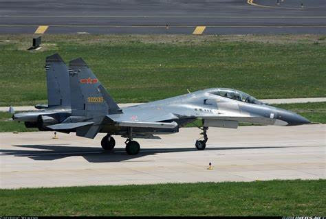 Những cải tiến này đã giúp Su-27SM3 của Trung Quốc vượt trội hơn Su-27 của Nga nhờ tích hợp công nghệ và hệ thống tiên tiến. Với hệ thống điện tử hàng không hiện đại, vũ khí tinh vi và khả năng radar vượt trội, máy bay này có lợi thế đáng kể trong cả vai trò chiếm ưu thế trên không và tấn công mặt đất. Những nâng cấp này đảm bảo rằng biến thể của Trung Quốc có thể xử lý các nhiệm vụ phức tạp hơn với hiệu suất cao hơn. Ảnh: Máy bay Su-27SM3 do Trung Quốc phát triển.