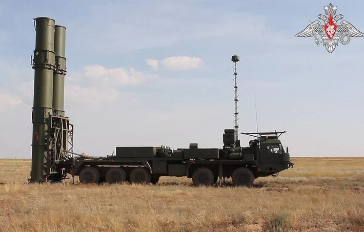 Giám đốc tình báo Ukraine, Kyrylo Budanov, cho biết, gần đây Nga đã triển khai một phần hệ thống phòng không S-500 tại Crimea. Theo Budanov, hệ thống S-500 được triển khai tại Crimea nhằm bảo vệ Eo biển Kerch. Khu vực này cực kỳ quan trọng đối với Moscow, vì cầu Kerch đóng vai trò là tuyến đường tiếp tế chính vào miền nam Ukraine. Ảnh: Newsweek.