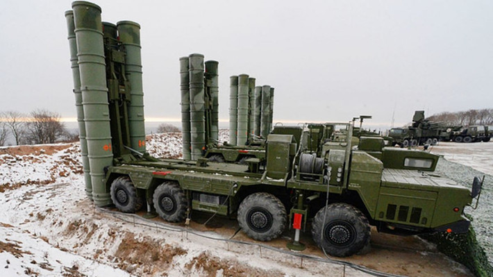 Hệ thống phòng không S-500, còn được gọi là Prometey hoặc 55R6M “Triumfator-M”, là hệ thống tên lửa đất đối không thế hệ tiếp theo do Nga phát triển. Hệ thống này được thiết kế để chống lại nhiều mối đe dọa trên không, bao gồm máy bay, máy bay không người lái, tên lửa đạn đạo và tên lửa hành trình.