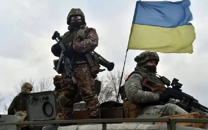 Cuộc chiến giữa Nga và Ukraine đã diễn ra hơn 2 năm, dù được sự hỗ trợ hết mình của Mỹ và phương Tây, Quân đội Ukraine vẫn phải vất vả đối mặt với khó khăn để không bị đánh bại hoàn toàn cho đến thời điểm hiện tại. Ảnh: AP.