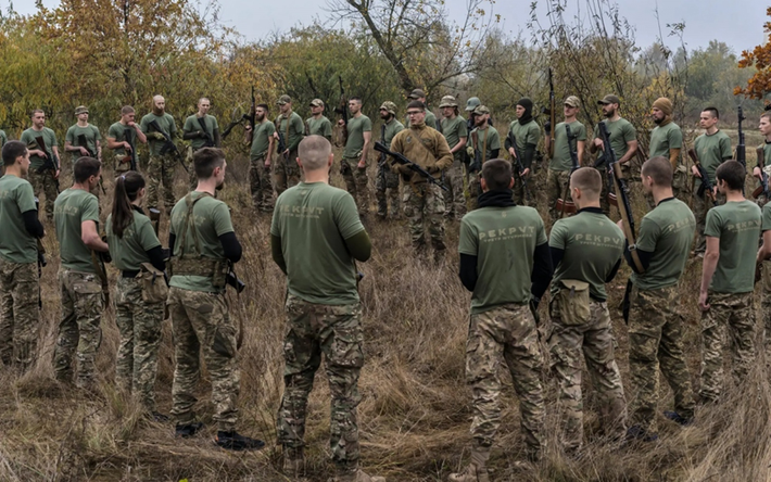 Trước đó, cố vấn trưởng Văn phòng Tổng thống Ukraine Mikhail Podolyak thừa nhận Quân đội Ukraine ở tiền tuyến đã mệt mỏi với các hoạt động chiến đấu liên tục, đặc biệt là việc rút lui liên tục và thiếu vũ khí, đạn dược, khiến nhiều binh lính Ukraine nảy ra ý tưởng trốn thoát. Ảnh: New York Times.