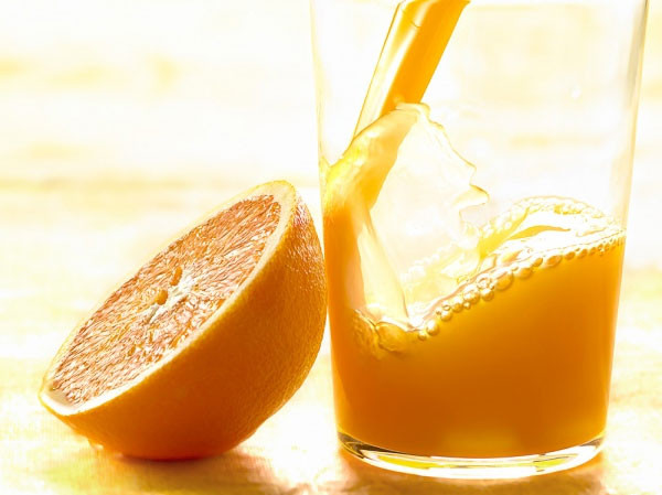 Nước ép cam quýt. Nước ép cam quýt có rất nhiều lợi ích với sức khoẻ do giàu vitamin C và chất xơ. Tuy nhiên nếu uống nhiều nước ép loại này sẽ là nguyên nhân gây hôi miệng do trong các loại nước ép cam quýt có chứa 1 lượng lớn axit citric giúp vi khuẩn phát triển nhanh chóng tạo ra nhiều hợp chất sulfur là nguyên nhân gây hôi miệng.