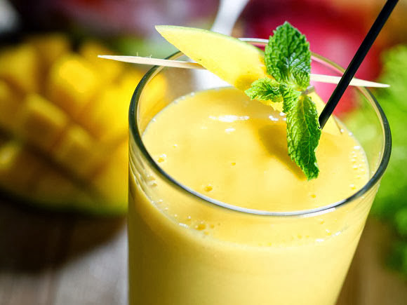 Nước ép xoài. Ước tính, với 1 quả xoài cung cấp khoảng 100 calo cho cơ thể. Do đó, thức uống này chỉ dành cho cô nàng muốn tăng cân.