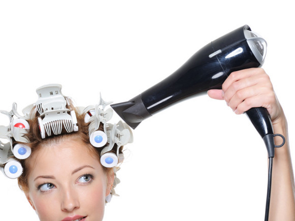 Giữ máy sấy quá gần. Việc đặt miệng máy sấy ở gần sát tóc không phải làm tóc bạn khô nhanh hơn mà chính xác nó sẽ gây thiệt hại và tổn thương cho cấu trúc bên trong của nó. Chính vì vậy hãy luôn gắn thêm ống nhựa ở miệng máy sấy và để máy sấy cách xa ít nhất 3cm với những sợi tóc.