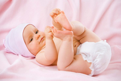 Dù dùng bỉm hay tã vải, điều quan trọng là nên thay tã thường xuyên khi tã ướt và giữ cho vùng da mặc tã luôn khô ráo để tránh cho bé bị hăm. Thường thì từ 4 – 5 tiếng đồng hồ mẹ nên thay bỉm cho bé. Khi bé đi vệ sinh nặng thì cần phải thay ngay.