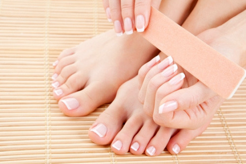 Làm móng chân. Bạn có thể tự chăm sóc đôi bàn chân của mình ở nhà, nhưng hiệu quả của nó sẽ không cao. Có vẻ tới các salon sẽ lãng phí một khoản kha khá nhưng không có gì sai khi bạn sẽ được chăm sóc tốt nhất cho đôi bàn chân của mình.