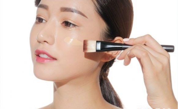 Bôi kem nền mỏng vừa phải, đừng bôi quá dày. Sử dụng bông phấn hoặc các ngón tay điểm kem nền lên các vị trí cần thiết trên gương mặt và sau đó xoa kem mỏng đều ra.