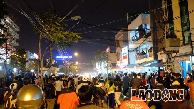 Tới khi ông Bá Thanh đã được đưa về phòng bệnh riêng, người dân vẫn ùn ùn đổ về bệnh viện