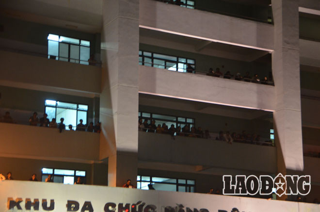 Bệnh nhân bệnh viện cũng đổ ra hành lang chờ đón ông Bá Thanh.