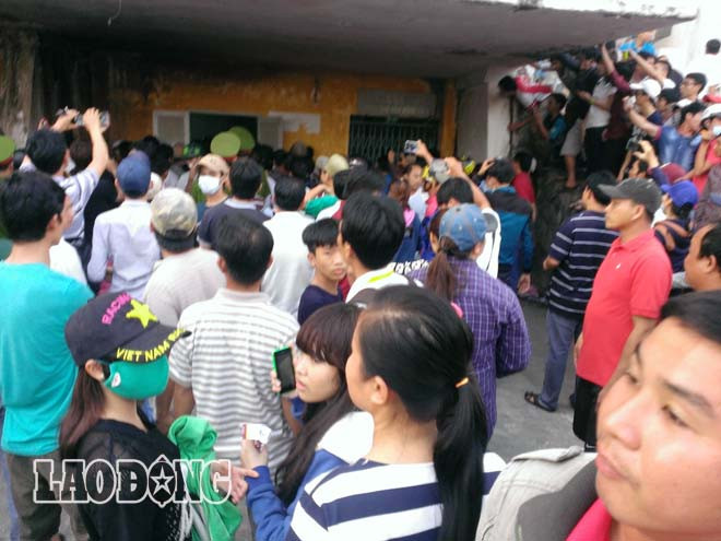 Nhiều CĐV cầm vé đòi vào sân, xô xát với cảnh sát.