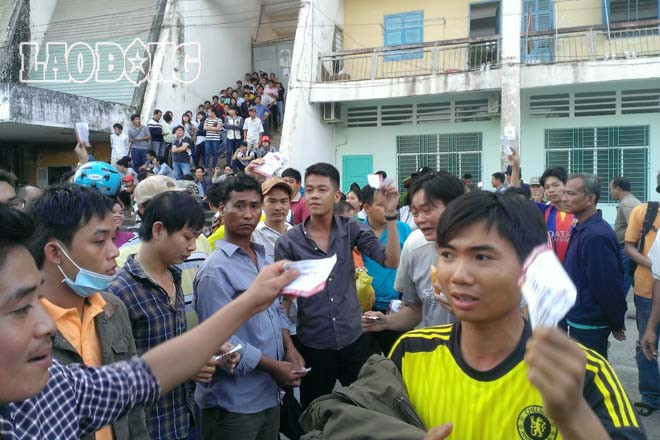 Nhiều người đã xé vé rải trắng trước cửa sân để phản đối.