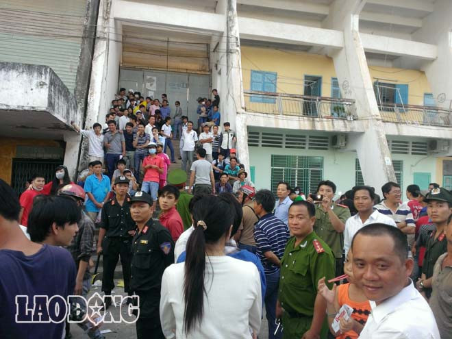 Đám đông chen lấn, la ó...