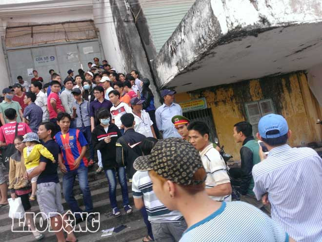 Các CĐV bức xúc vì mua vé nhưng không được vào sân.