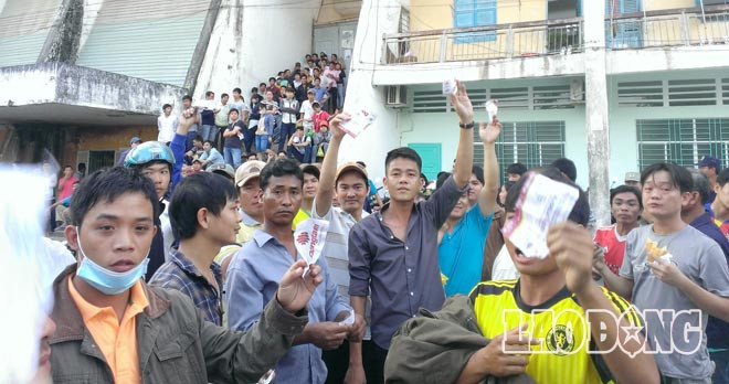 Các CĐV bức xúc vì có nhiều người đến từ TPHCM, Tiền Giang...