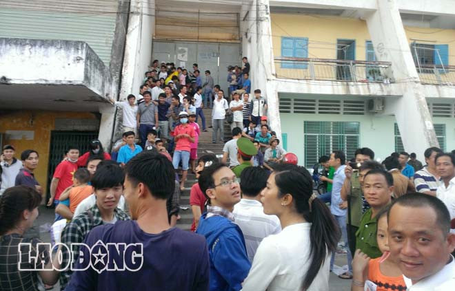 BTC đã phát loa thông báo ngày mai các CĐV có thể về Long An trả vé, lấy lại tiền.