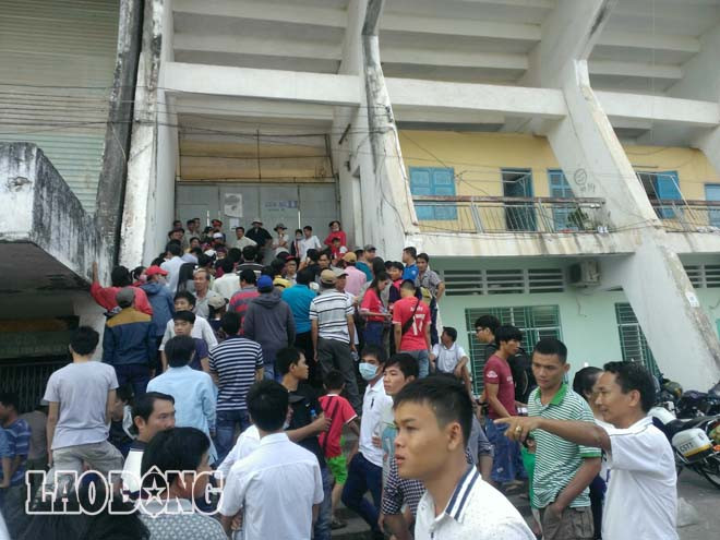 Nhưng trước giờ thi đấu 30 phút, tất cả các cửa đều bị đóng chặt.