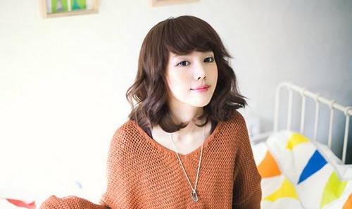 Trông bạn trẻ trung hơn. Thay vì tự ti về một vòng ngực khiêm tốn, bạn hãy tự hào vì điều này có thể khiến bạn trông trẻ hơn năm năm so với tuổi thực. Trái lại, ngực bự dễ dàng trở nên xập xệ do luôn phải căng ra để đỡ một lượng mô mỡ lớn.